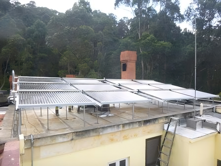 Calentando la piscina del Metropolitan Club con energía solar en Bogotá